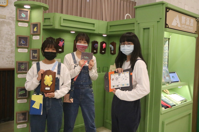 同樣以水域為主題的還有「解溪渡」這組，以串聯石岡、東勢、新社的大甲溪為創作主題。(圖/弘光科大提供)