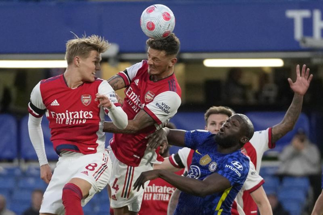 兵工厂Ben White(中)在乱军中顶球。（美联社）