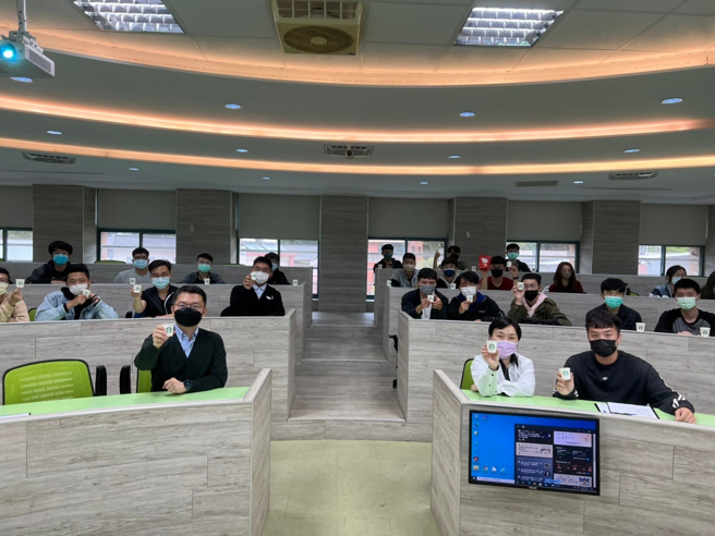 中臺科技大学资管系特别邀请新民高中共同办理「网红经济分享座谈会」，邀集资管、资讯、电商相关科系老师齐聚一堂。(图/中臺科大提供)