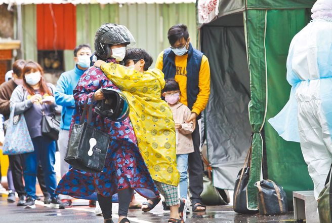 新北闹疫苗荒！卫生局证实：23日起没疫苗可打。图为一位小朋友完成快筛后不舒服抱着家长大哭。（陈俊吉摄）
