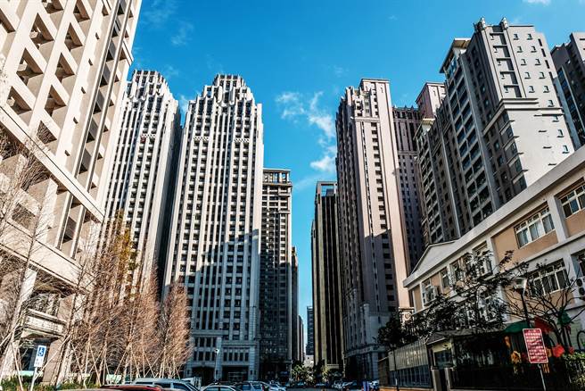 竹北市房价飙涨直逼新北市，不少民眾认是建商和仲介业者从中炒作，更批评县府任凭房价上涨。（罗浚滨摄）