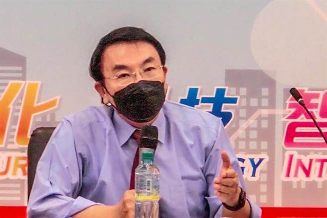 新竹县消保官靳邦忠以房子是业者在盖，钱也是业者在赚，但民怨都指责县府不处理，要求出席业者提出具体适当说明。（罗浚滨摄）