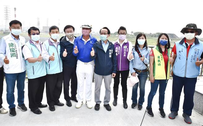 高雄市副市长林钦荣（右五）21日视察冈山区五甲尾滞洪池，水利局长蔡长展（左四）、民进党市议员参选人陈庆鸿（左一）、新任冈山区长陈振坤（左二）等人陪同。（林瑞益摄）