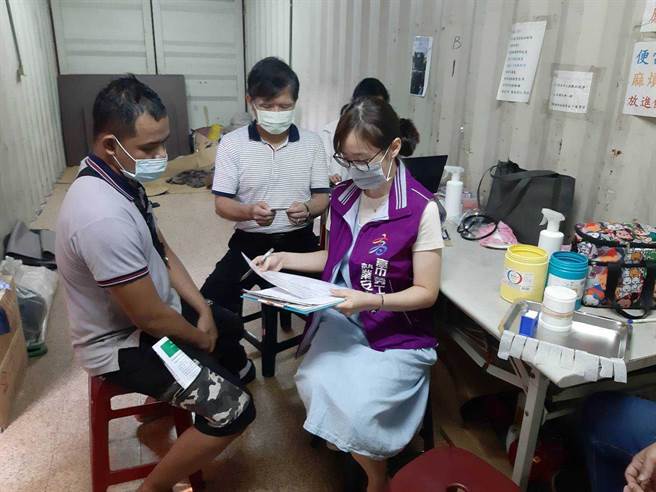 圖為高市勞工局人員關懷訪視移工防疫措施。（柯宗緯翻攝）