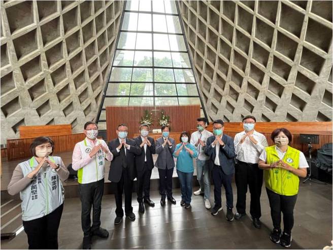 东海大学路思义教堂修缮工程，立法院蔡其昌副院长(左4)、协同张国恩校长(左5)与各议员等一起会勘，关心国定古蹟文化资产。(照片由东海大学提供) 