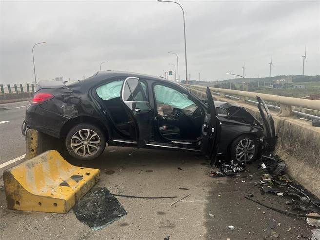 黑色宾士车打左边方向灯欲切入内侧车道，与后方联结车擦撞，宾士车撞上护栏后翻滚卡住。（大园警分局提供／陈梦茹桃园传真）