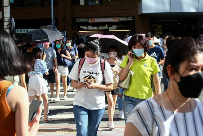 一名網友發現，嘉義縣市今日新增的確診人數分別為6例、5例，與其他縣市相比明顯少很多。圖為疫情下民眾日常。（圖／記者鄧博仁攝影）