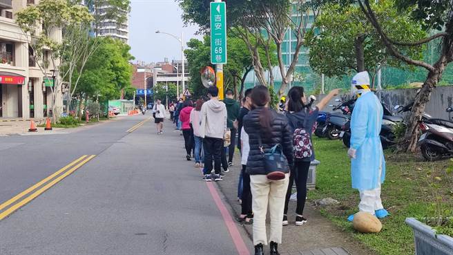 桃园市桃园区中路採检站大排长龙。（赖佑维摄）
