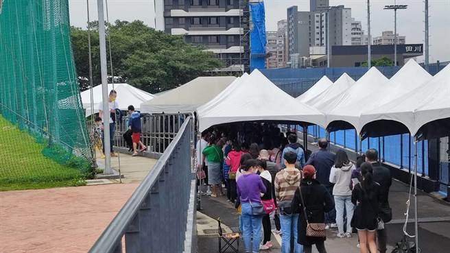 桃园市桃园区中路採检站大排长龙。（赖佑维摄）