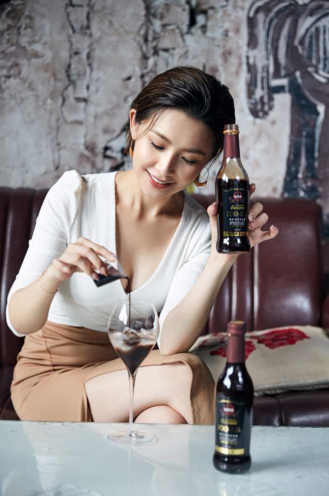 吳婉君這張照片露出超兇事業線。(圖/吳婉君 FB)