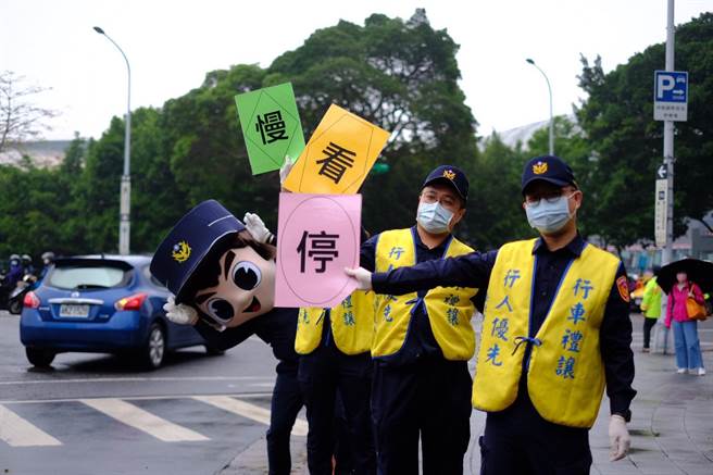 松山分局扩大宣导路口交安观念。（翻摄照片／林郁平台北传真）