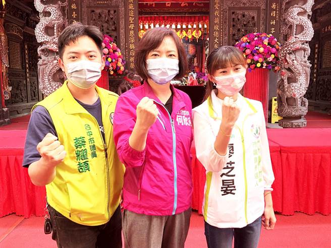 台中最强母鸡何欣纯（中）今天陪新女声廖芝晏（右）扫街，争取丰原市民的支持，党内初选能脱颖而出。