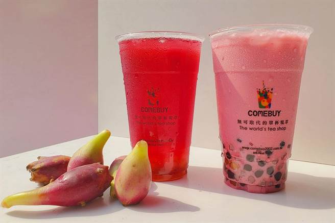 COMEBUY推澎湖限定新品仙人掌蘋果冰茶（左），嚐鮮價55元；仙人掌雙Q奶茶（右），嚐鮮價60元。（COMEBUY提供）