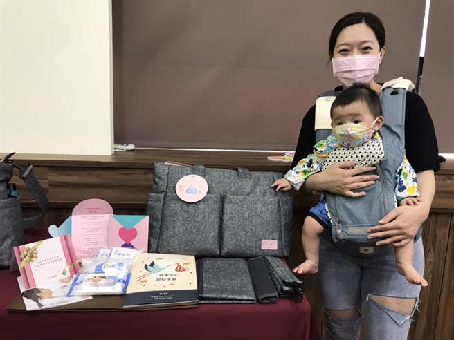 屏縣府5月1日起將送新手爸媽市值近3000元的育兒包，盼藉產前產後無微不至的照顧，有效提高生育率。（謝佳潾攝）