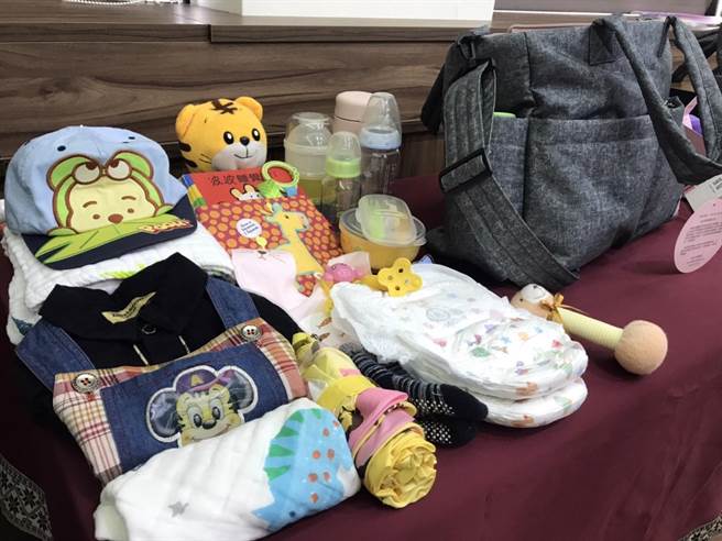 屏縣府5月1日起將送新手爸媽市值近3000元的育兒包，盼藉產前產後無微不至的照顧，有效提高生育率。（謝佳潾攝）