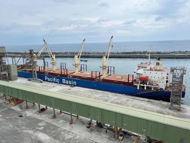 （亚泥生产的第一批低碳卜特兰石灰石水泥透过船运从花莲港运往美国西雅图。图／亚泥提供）