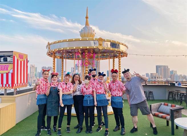 Pier No.1酒精遊樂園白色旋轉木馬。（高雄英迪格提供）