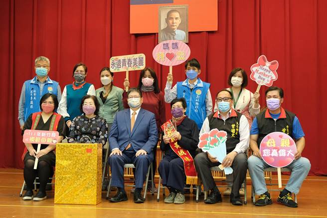 縣長楊文科（左三）表揚尖石鄉黃峨妹（右三）獲選新竹縣模範母親。（新竹縣政府提供／羅浚濱新竹傳真）