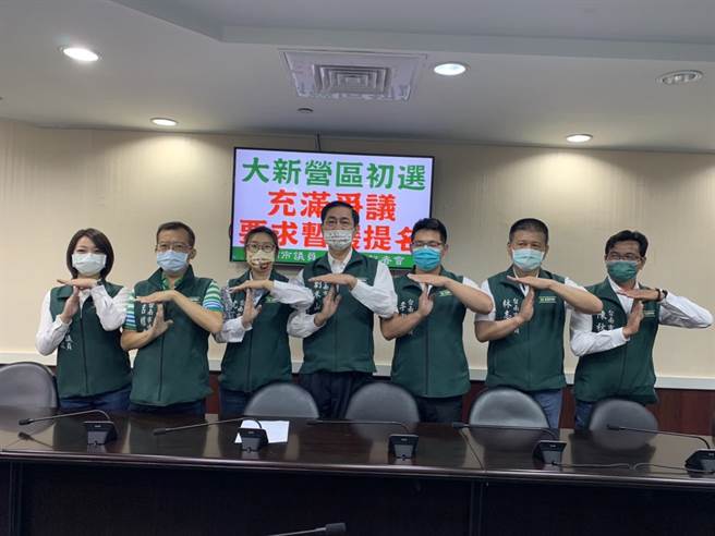 民进党台南市议员刘米山（中）要求中央党部暂缓公告提名。(民进党台南市议会党团提供／曹婷婷台南传真)