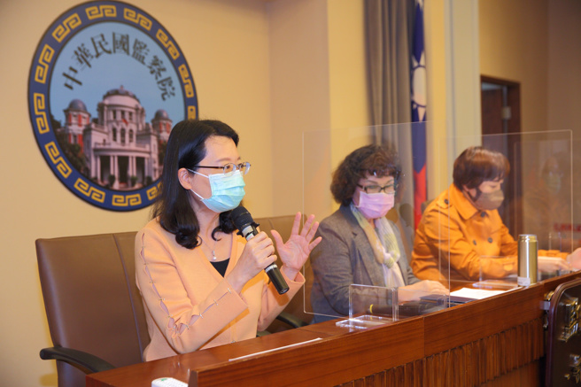 针对苗栗县私立德芳教养院去年7月发生员工涉嫌虐待殴打自闭症院生致死案，监委王美玉（左起）、王幼玲、叶大华21日公布调查报告，纠正苗栗县政府、卫生福利部，并促请法务部督导检察机关妥予查明，卫福部就身障机构退场机制、研修法令等检讨改进。（张铠乙摄）