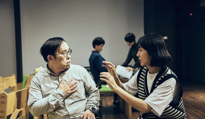 金马女配张诗盈（右）与陈彦达在《婚内失恋》舞台剧饰演夫妻。（图：巨宸制作提供）