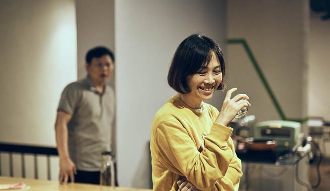 资深舞台剧演员杜思慧（右）与吴世伟在舞台剧《婚内失恋》饰演夫妻。（图：巨宸制作提供）