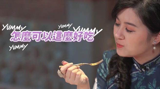 小燕必须试吃母亲节蛋糕才能取得线索。(图/截取自youtube)