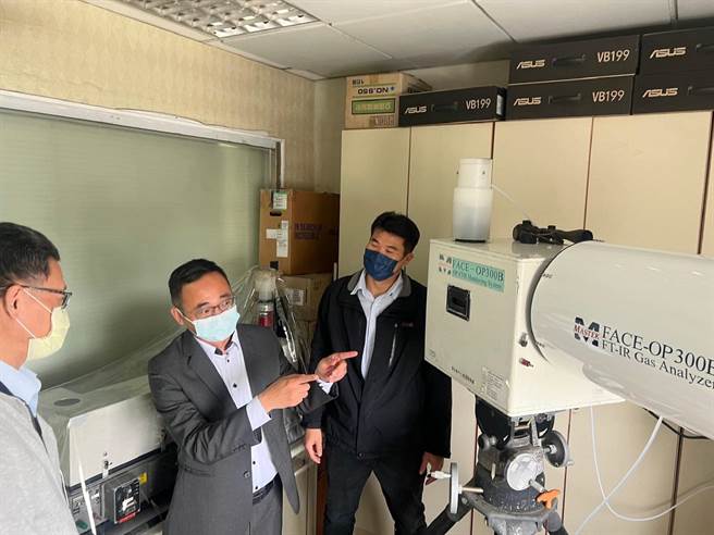 工业局为确保云林县麦寮乡六轻工业区空品，进行空品监测仪器查核。（云林离岛工业区服务中心提供／张朝欣云林传真）