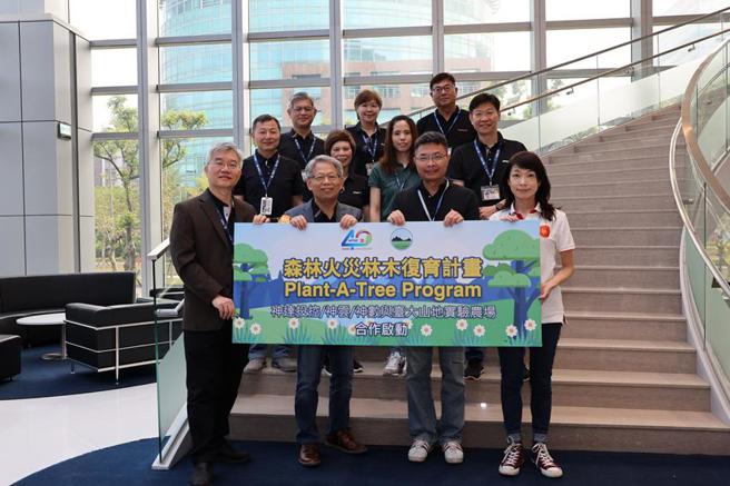 （神达启动植树计画，前排左起为神云总经理林聪良、神达投控总经理何继武、台大农场场长李国谭、副场长王淑美。图／神达提供）