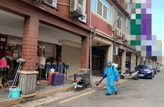 金門今天再傳出一家四口有3人新冠確診個案，清潔隊在足跡範圍內進行清消作業。（金門縣政府提供）
