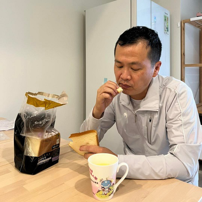 羅智強透露他生病了，24小時只吃一片土司，配一杯加了維他命的白開水。（取自羅智強臉書）