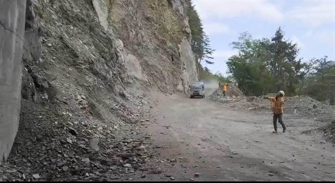 中橫公路117.4公里處的關原路段，出現大量土石崩落，搶通開放通車卻傳有自小轎車被落石擊中，工程人員現場監看。（太魯閣工務段提供／王志偉花蓮傳真）