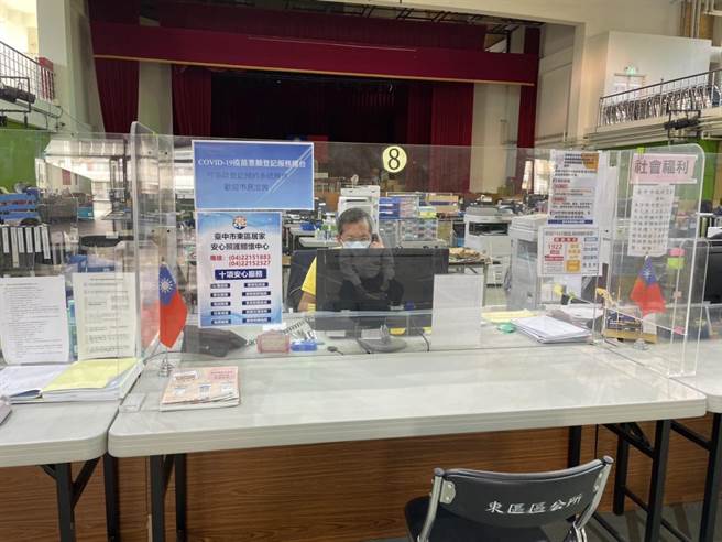 东区公所21日宣告「居家安心照护计画」将上路，并提供民眾询问专线，启动确诊个案居家照顾管理措施。（读者提供／张妍溱台中传真）