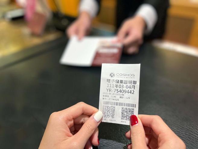 台北花园大酒店推出「旅艋舺、游西门凭发票享优惠」住宿专案，凭万豪或西门商圈消费发票，即可以2,288元起优惠价入住。图／台北花园大酒店提供