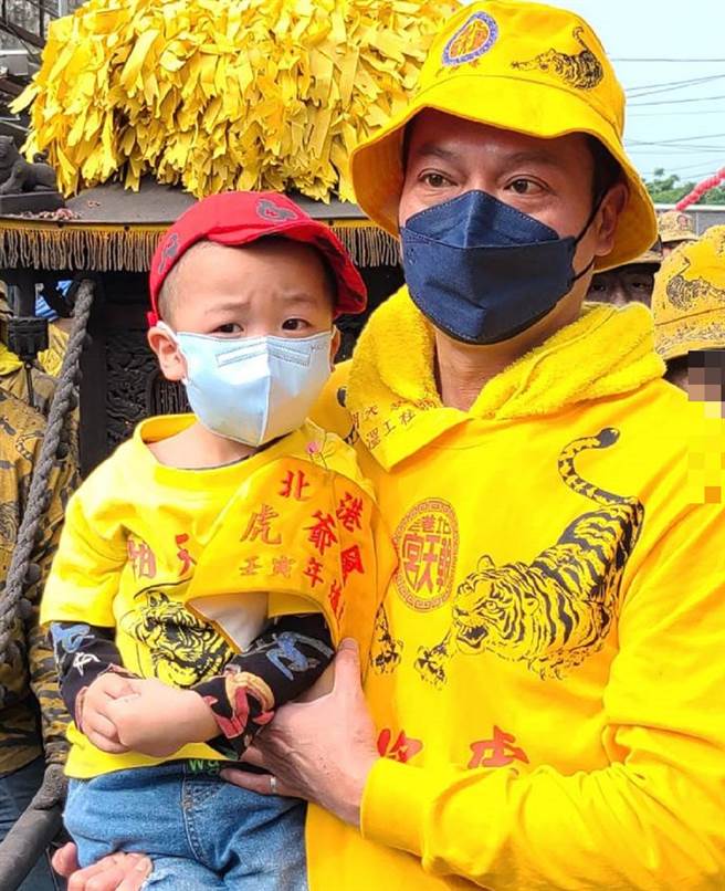 2歲幼兒蔡沅成（左）擔任虎爺轎班會爐主，參加雲林縣北港媽祖遶境成焦點。（張朝欣攝）