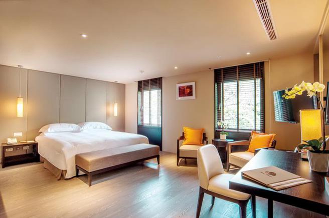 （抢攻母亲节旅宿商机，大地酒店以不同房型推出住房专案，图为枫林客房。图／大地酒店）