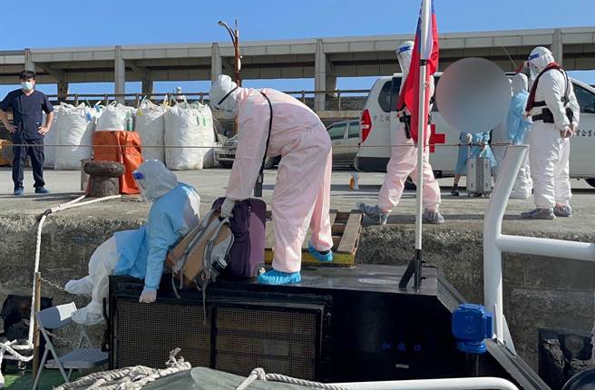 海巡隊今天下午派專船赴蘭嶼將新北某國小確診學生載回。（第十五海巡隊提供）