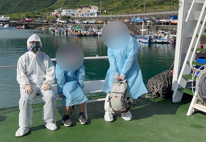 海巡隊今天下午派專船赴蘭嶼將新北某國小確診學生載回。（第十五海巡隊提供）