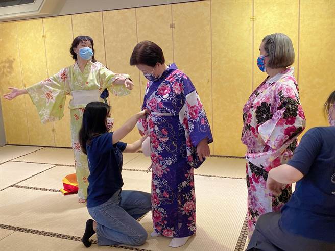 岭东科技大学乐龄志工日前着日式和服，婆婆妈妈们「水噹噹」，走起路来小碎步，优雅有气质。（岭东科大提供／张妍溱台中传真）