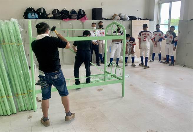 中興國、高中棒球隊，獲贈全新上下鋪鐵床。（廖志晃攝）