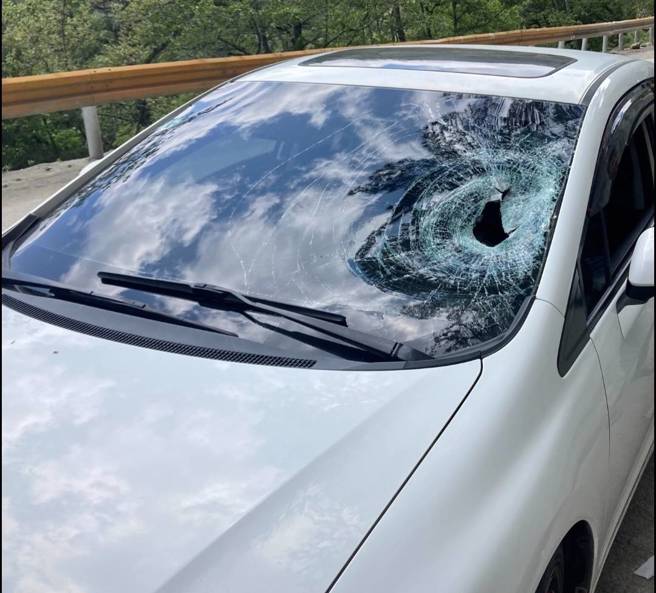 中橫公路117.4公里處的關原路段，土石坍落阻斷，搶通開放通車，行經自小轎車卻被落石擊中，擋風玻璃被砸出一大洞。（太魯閣工務段提供／王志偉花蓮傳真）