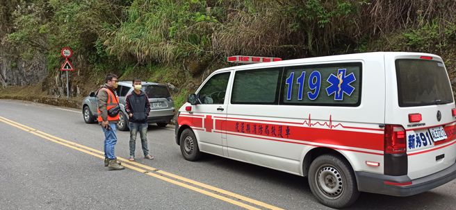 被落石擊中，駕駛人頭部受傷，緊急送醫。（太魯閣工務段提供／王志偉花蓮傳真）