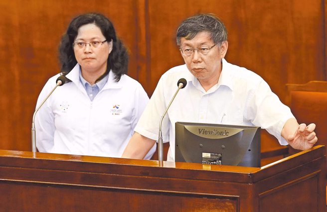 赖香伶(左)参选桃园市长若要打空战，须依靠柯文哲(右)的外溢效应。资料照片