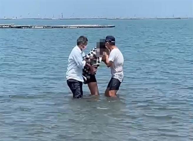 在布袋消防隊、海巡署及布袋港警中隊等單位聯合涉水救援下，迅速將女子帶上岸。（布袋分局提供∕呂妍庭嘉義傳真）