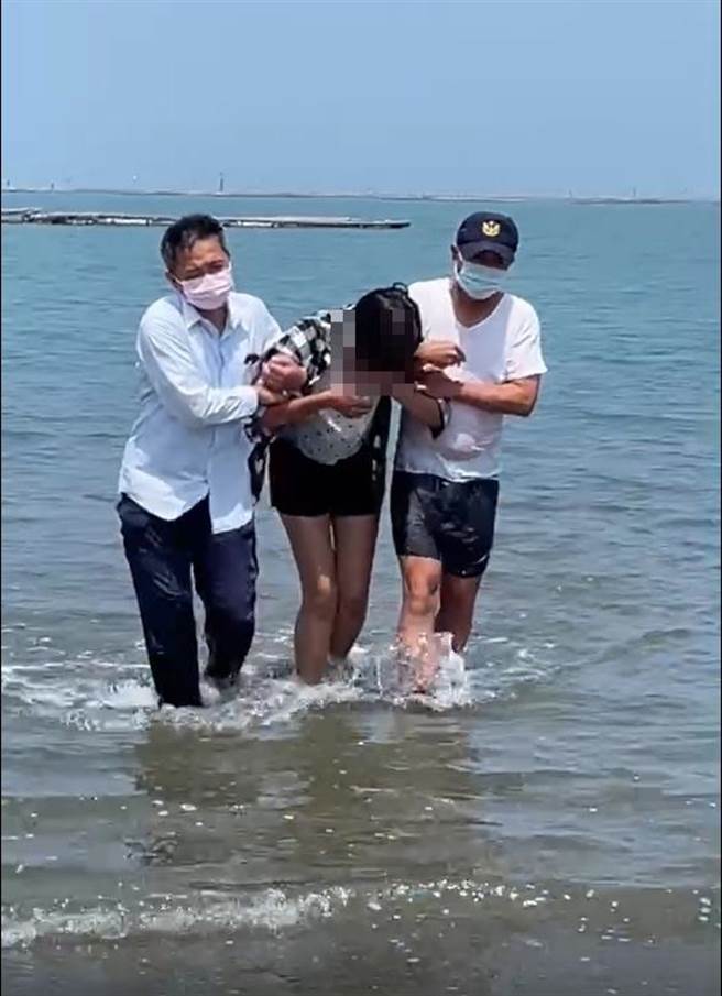 在布袋消防隊、海巡署及布袋港警中隊等單位聯合涉水救援下，迅速將女子帶上岸。（布袋分局提供∕呂妍庭嘉義傳真）
