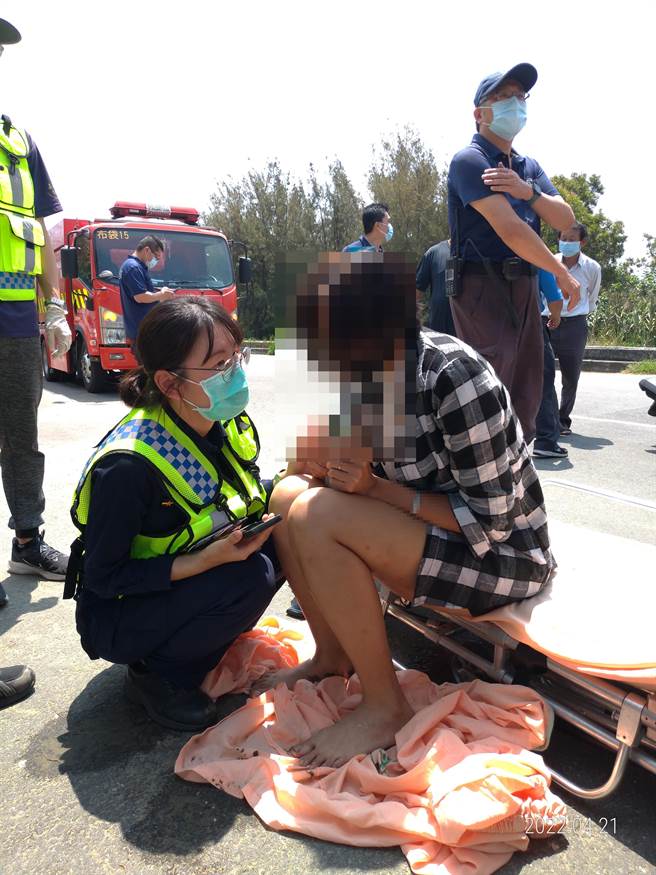 女子被帶上岸時，仍顯得情緒十分低落，一旁女警全程陪伴安撫。（布袋分局提供∕呂妍庭嘉義傳真）