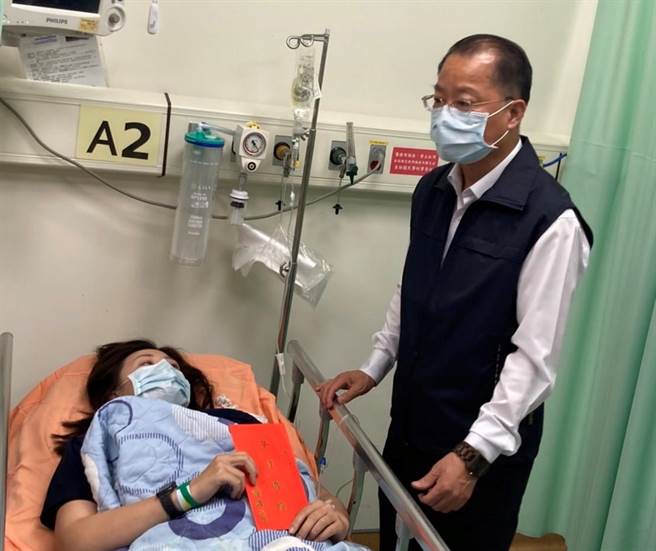 旗山警方攔查可疑人士，警員遭衝撞。高雄市政府警察局長黃明昭到醫院探視。（翻攝照片／林瑞益高雄傳真）