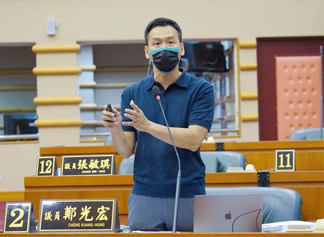 6到11歲兒童最快5月初接種疫苗，嘉義市議員鄭光宏今在議會上反映家長的憂心和天人交戰，指兒童個體差異大，卻使用同樣半劑量，最讓家長擔心。（鄭光宏提供／呂妍庭嘉義傳真）