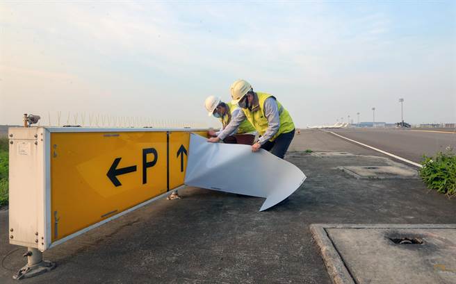 桃機工程處人員更換最後一塊滑行道指示牌。（陳麒全攝）