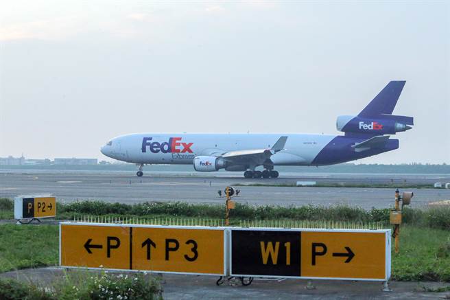 首架降落與通過滑行的航機分別為中華航空與聯邦快遞班機，跑道、滑行道整體運作狀況良好。（陳麒全攝）